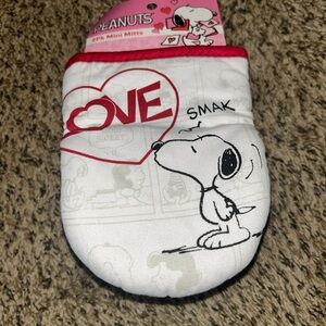 Snoopy Valentine’s Oven Mitts